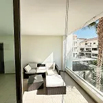 Modern City Center Apt With Pool